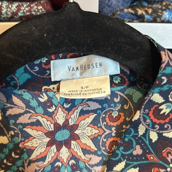 Van Heusen multicolored print v neck sleeveless blouse size S - Picture 2 of 3